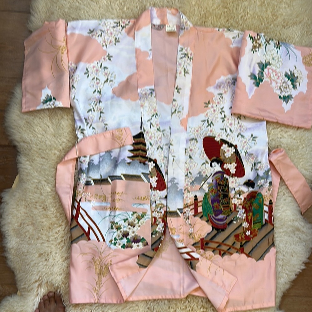 Vintage-Inspired Peach Floral Kimono Jacket with Geisha Motif - Picture 5 of 7